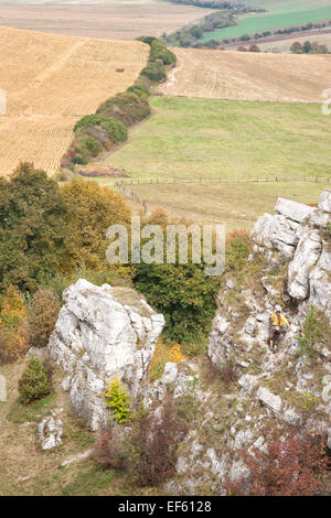 Kletterer auf Kalksteinfelsen in der Nähe von Spis Burg, Levoca, Slowakei, Europa