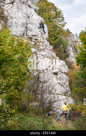 Zwei Kletterer auf Kalksteinfelsen in der Nähe von Spis Burg, Levoca, Slowakei, Europa