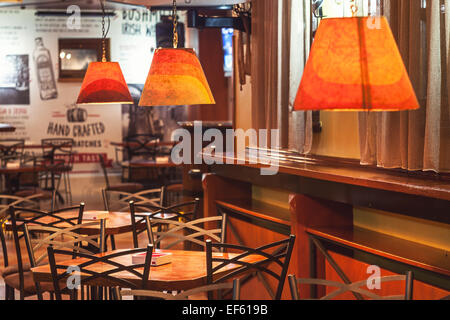 Cacak, Serbien - 23. Januar 2015: Velvet Cafe und Club Interieur, modernen Design mit Vintage Stühle und Tische. Stockfoto