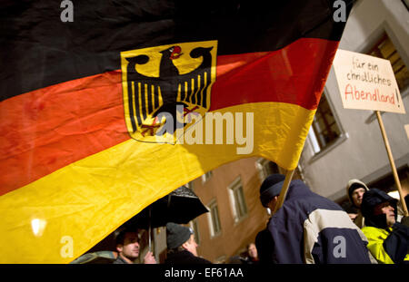 Villingen-Schwenningen, Deutschland. 26. Januar 2015. Pegida (Patriotischen Europäer gegen die Islamisierung des Abendlandes) Anhänger halten eine deutsche Flagge und ein Zeichen, das "Für ein christliches west!" in Villingen-Schwenningen, Deutschland, 26. Januar 2015 liest. Foto: Daniel Naupold/Dpa/Alamy Live News Stockfoto