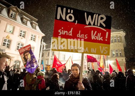 Villingen-Schwenningen, Deutschland. 26. Januar 2015. Ein Teilnehmer an der Demonstration gegen Pegida (Patriotischen Europäer gegen die Islamisierung des Abendlandes) hält ein Schild, das Vorhandensein von Pegida in Villingen-Schwenningen, Deutschland, 26. Januar 2015 zu protestieren. Foto: Daniel Naupold/Dpa/Alamy Live News Stockfoto