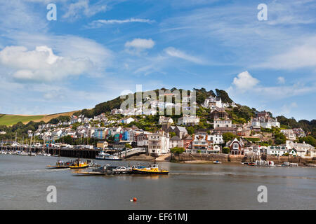 Blick auf Kingswear in Devon mit niedrigeren Fähre am Fluss Dart Stockfoto