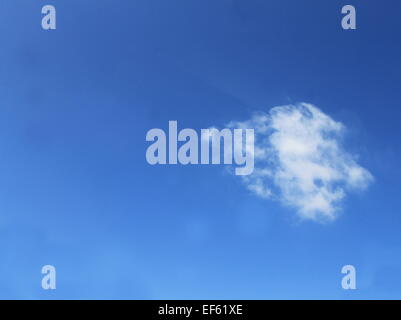 Eine kleine weiße Wolke auf einem klaren blauen Himmel Stockfoto