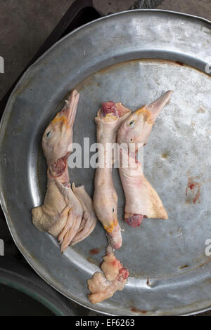 Rohe Enten Köpfe zum Verkauf auf Markt in Hanoi Stockfoto