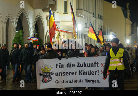 Schwerin, Deutschland. 26. Januar 2015. Anhänger der Anti-Islamischen MVgida (Mecklenburg-Vorpommern gegen die Islamisierung des Abendlandes) Bewegung mit einem Banner, der liest "für die Zukunft unserer Kinder!" in Schwerin, Deutschland, 26. Januar 2015 unter Beweis stellen. Sie wurden von zahlreichen Gegendemonstrationen erfüllt. Foto: Jens Büttner/Dpa/Alamy Live News Stockfoto