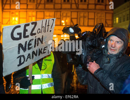 Schwerin, Deutschland. 26. Januar 2015. Ein Anhänger der Anti-Islamischen Bewegung MVgida (Mecklenburg-Vorpommern gegen die Islamisierung des Abendlandes) versucht, einen Kameramann mit einem Schild an einer Demonstration in Schwerin, Deutschland, 26. Januar 2015 zu blockieren. Sie wurden von zahlreichen Gegendemonstrationen erfüllt. Foto: Jens Büttner/Dpa/Alamy Live News Stockfoto