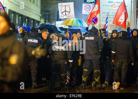 Schwerin, Deutschland. 26. Januar 2015. Gegendemonstranten stehen hinter einer Polizei-Kette in ihren Protest gegen die Anti-islamische MVgida (Mecklenburg-Vorpommern gegen die Islamisierung des Abendlandes)-Demonstration in Schwerin, Deutschland, 26. Januar 2015. Foto: Jens Büttner/Dpa/Alamy Live News Stockfoto