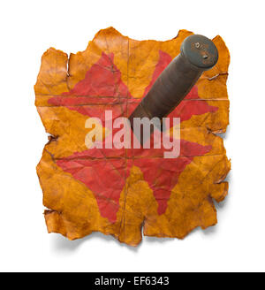 Alte abgenutzte Karte Papier mit Messer erstochen in rotes X, Isolated on White Background. Stockfoto