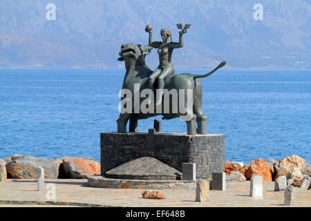 Stier-STATUE von Europa AGIOS NIKOLAOS Kreta Griechenland 5. Mai 2014 Stockfoto