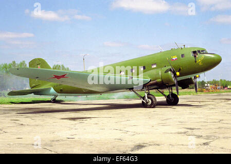 Das sowjetische Passagierflugzeug Li-2, den Motor vor dem Start starten. Kubinka. 1994. Stockfoto