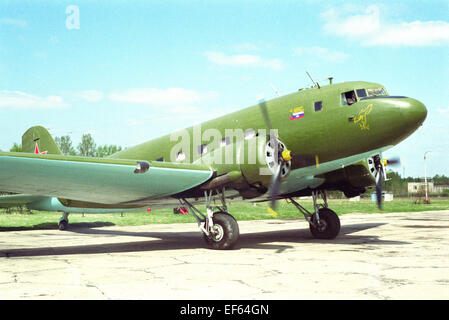 Das sowjetische Passagierflugzeug Li-2, den Motor vor dem Start starten. Kubinka. 1994. Stockfoto