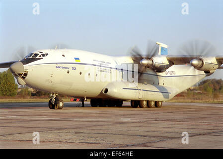 Schwere Transportflugzeuge Antonow An-22 Antäus vor dem Abflug am Flughafen Svyatoshin. 1999 Stockfoto