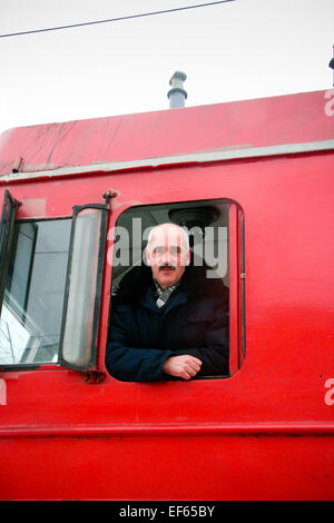 Moskau, Russland A Traindriver schaut aus seiner Kabine vor Beginn der acht-Tage-Reise von Moskau nach Peking. Stockfoto