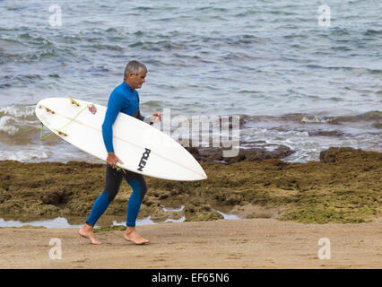 Reife Surfer mit Surfbrett Stockfoto