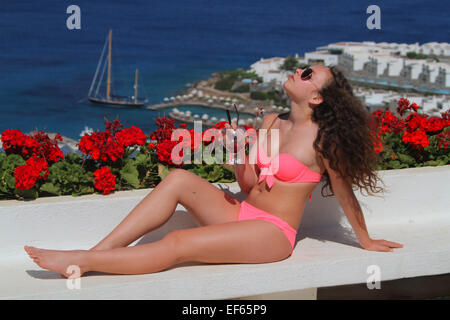 Teenager-Mädchen IN rosa BIKINI ELOUNDA Kreta Griechenland 7. Mai 2014 Stockfoto