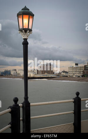 Worthing in West Sussex mit beleuchteten Lampe auf dem pier Stockfoto