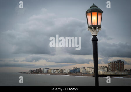 Worthing in West Sussex mit beleuchteten Lampe auf dem pier Stockfoto