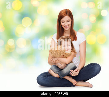 glückliche Mutter mit entzückenden Mädchen und Teddybär Stockfoto