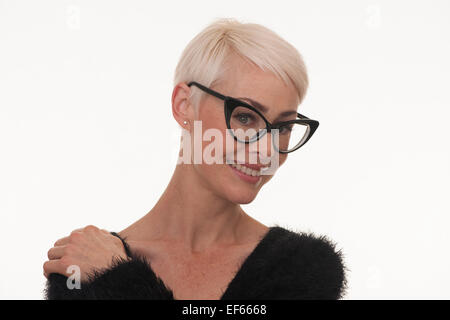 Reife Frau mit großen gerahmten schwarze Brille mit kurzen blonden Haaren Stockfoto