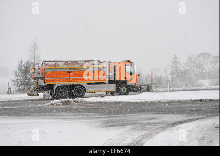 Des Rates Wagen, die Verbreitung von Körnung und Rückbeuge eine Schnee bedeckt Straße, Cumbria, UK Stockfoto