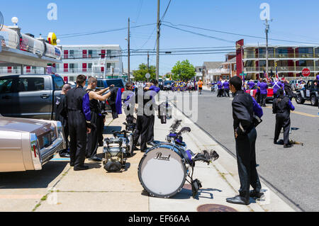 Band-Mitglieder, die Vorbereitung auf die Elche Parade im Juni 2014 Norden Wildwood, Cape May County, New Jersey, USA Stockfoto