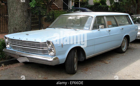 Die Ford Country Sedan 1966 ist ein Kombi in voller Größe, der für sein klassisches amerikanisches Design und sein geräumiges Interieur bekannt ist. Er bietet ausreichend Platz für Sitze und Laderaum und ist somit ein ideales Fahrzeug für Familienfahrten und den Transport großer Lasten. Stockfoto