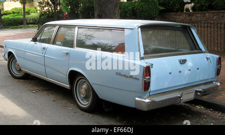 Die Ford Country Limousine 1966 ist ein großer Wagen mit geräumigem Innenraum und klassischem Design. Er ist bekannt für seinen Komfort und seine praktische Funktionalität und bietet viel Laderaum und ein reibungsloses Handling, was ihn zu einer soliden Wahl für Familien während seiner Ära macht. Stockfoto