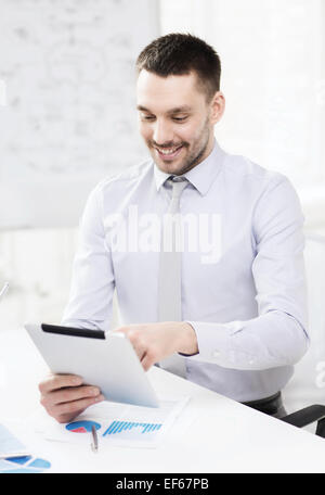 Geschäftsmann mit TabletPC und Ihre Dateien im Büro Stockfoto