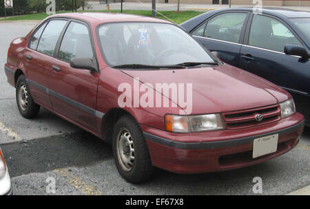 Die 1991-1992 Toyota Tercel Limousine ist ein kompakter Wagen, der für seine Kraftstoffeffizienz und seinen günstigen Preis bekannt ist. Er bietet ein einfaches Design und zuverlässige Leistung, was ihn zu einer praktischen Wahl für das tägliche Fahren macht. Stockfoto