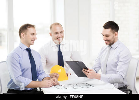 glückliches Team von Architekten und Designern im Büro Stockfoto