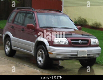 Der Suzuki Grand Vitara der ersten Generation, der von 1997 bis 2005 hergestellt wurde, ist ein kompakter SUV, der für seine Geländegängigkeit und sein robustes Design bekannt ist. Ausgestattet mit einem 2,0 l-Vierzylindermotor bietet er zuverlässige Leistung sowohl auf der Straße als auch im Gelände. Der Grand Vitara verfügt über einen praktischen Innenraum, einen Allradantrieb und eine kompakte Stellfläche, was ihn zur idealen Option für alle macht, die einen erschwinglichen, vielseitigen SUV suchen. Stockfoto