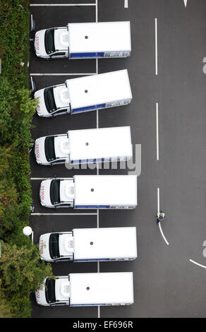 Luftbild aus einer Reihe von sechs Tesco home Lieferwagen mit Fahrer vorbei abgestellt in einem Geschäft. Stockfoto