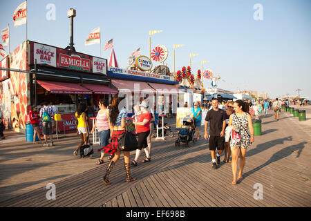 Holzsteg, Promenade, Strand, Coney Island, New York, USA, Amerika Stockfoto