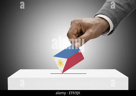 Wahlurne lackiert in den Farben der Nationalflagge - Philippinen Stockfoto