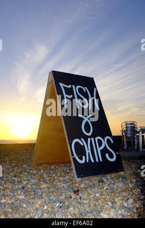 Ein Fish &amp; Chips-Sandwichplatte auf Brighton Beach. Stockfoto