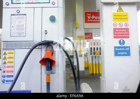 Zapfsäulen an der Tankstelle im Vereinigten Königreich. Stockfoto