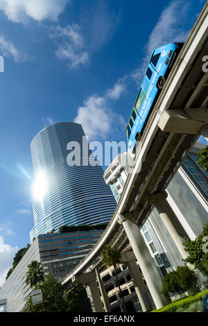 Miami Metrorail Zug mit Bank of America Tower, Miami, Florida, USA Stockfoto