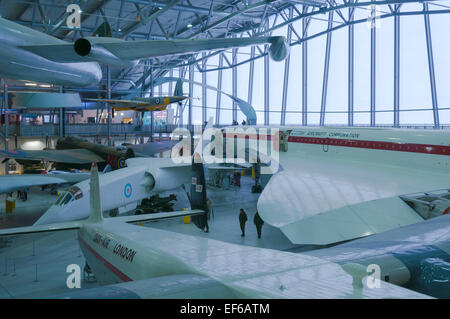 British Aircraft Corporation TSR-2 und Concorde G-AXDN Stockfoto