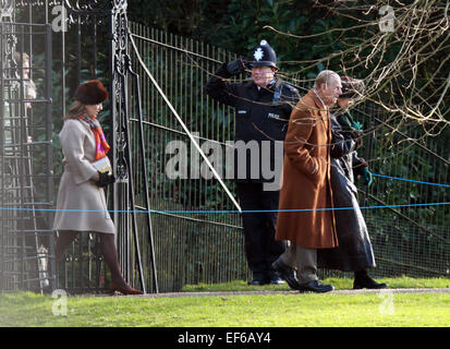 Sandringham, Norfolk, Großbritannien. 25. Januar 2015. Seine königliche Hoheit Prinz Philip Duke of Edinburgh zur Kirche in Sandringham. Sandringham, Norfolk, Großbritannien. Freunde der königlichen Familie Fuß hinter dem Herzog Stockfoto