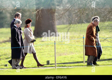 Sandringham, Norfolk, Großbritannien. 25. Januar 2015. Seine königliche Hoheit Prinz Philip Duke of Edinburgh zur Kirche in Sandringham. Sandringham, Norfolk, Großbritannien. Freunde der königlichen Familie Fuß hinter dem Herzog Stockfoto