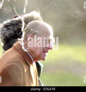 Sandringham, Norfolk, Großbritannien. 25. Januar 2015. Seine königliche Hoheit Prinz Philip Duke of Edinburgh zur Kirche in Sandringham. Sandringham, Norfolk, Großbritannien. Ein Schnitt ist sichtbar am rechten Ohr des Herzogs. Stockfoto