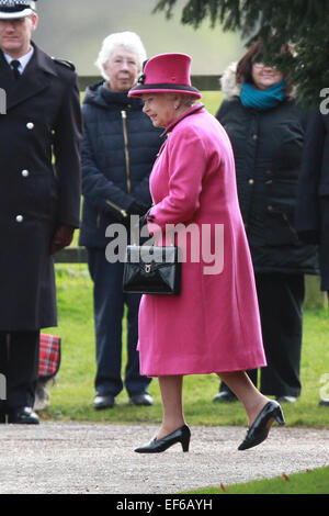 Sandringham, Norfolk, Großbritannien. 25. Januar 2015. HM Königin Elizabeth II zur Kirche in Sandringham. Sandringham, Norfolk, Großbritannien. 25. Stockfoto