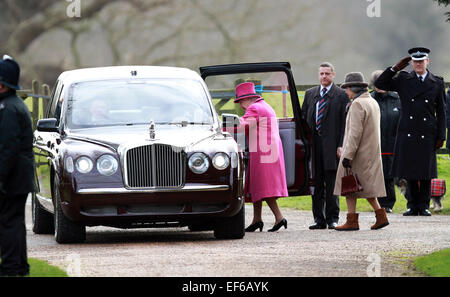 Sandringham, Norfolk, Großbritannien. 25. Januar 2015. HM Königin Elizabeth II zur Kirche in Sandringham. Sandringham, Norfolk, Großbritannien. 25. Stockfoto