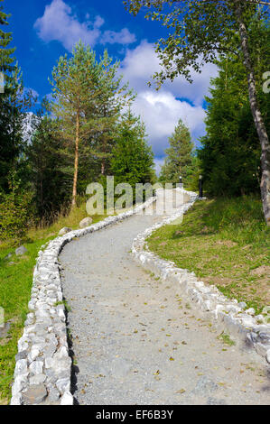 Schöner Weg mit Steinen eingefasst Stockfoto