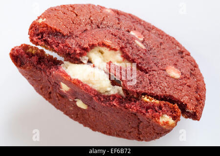 Tesco Red Velvet Cookie gebrochen in zwei innen isoliert auf weißem Hintergrund zeigen Stockfoto