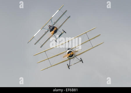 Eine deutsche Fokker DR1, geflogen von Bruce Dickinson von Iron Maiden, am Heck von einem britischen Sopwith Dreidecker Shoreham Airshow 2014 Stockfoto