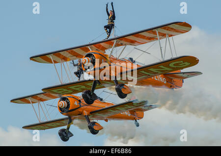 AeroSuperBatics Ltd ist ein britisches Kunstflugteam. Sie treten als Breitling Wingwalker auf. Mädchen auf Flügel. Weiblich Stockfoto