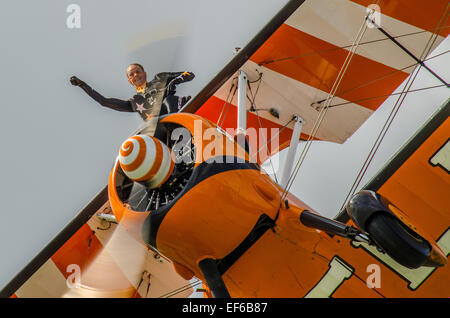 AeroSuperBatics Ltd ist ein britisches Kunstflugteam. Sie treten als Breitling Wingwalker auf. Mädchen auf Flügel. Weiblich Stockfoto