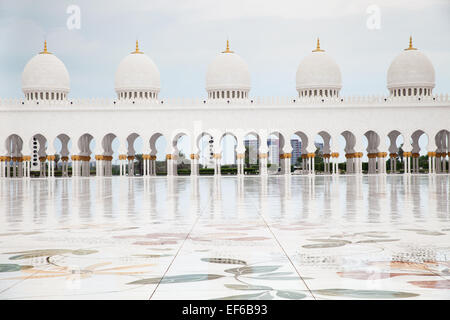 Den wichtigsten Platz von Scheich Zayed Moschee (Abu Dhabi, Vereinigte Arabische Emirate) Stockfoto