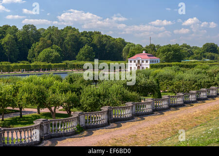 Marly Palast im unteren Park von Peterhof-Museum in St. Petersburg Stockfoto